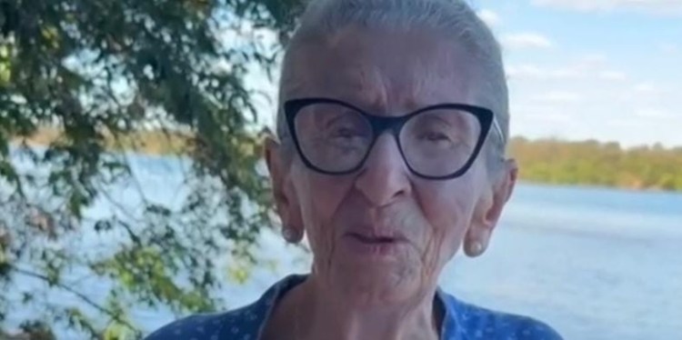 Idosa de 100 anos, nascida na Chapada Diamantina, mantém rotina ativa e inspira pela vitalidade