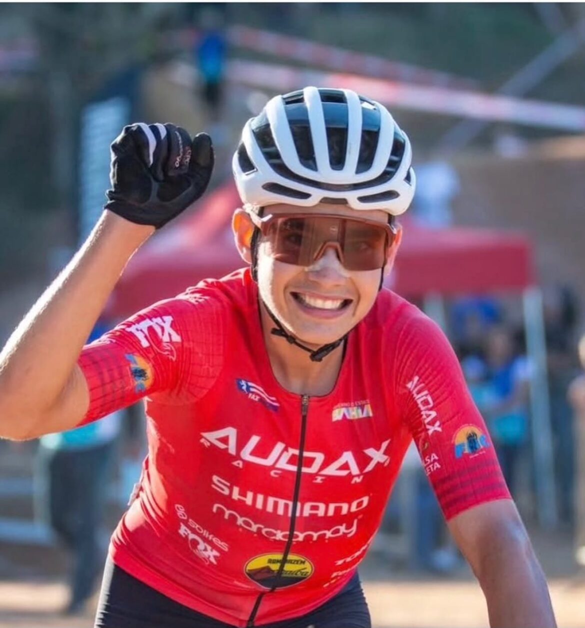 Ciclista Matheus Martins comemora o título de Campeão Brasileiro de Cross Country Olímpico (XCO) Sub-23 durante o Campeonato Brasileiro de Mountain Bike.