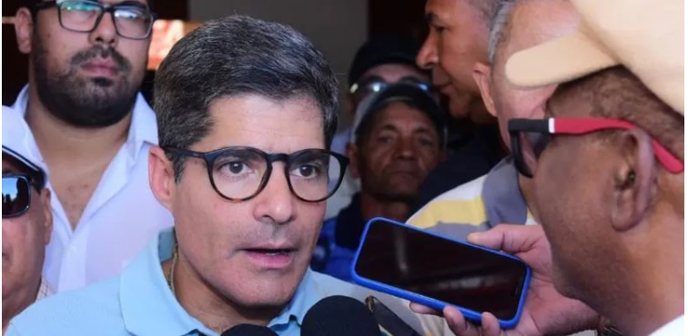 ACM Neto critica fila da regulação e acusa governo da Bahia de falhar na saúde pública
