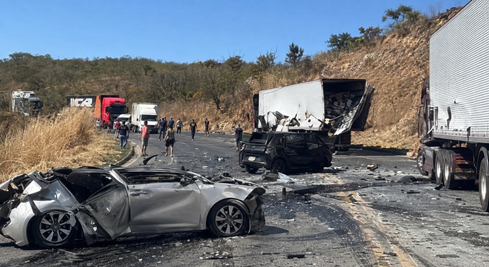 Morador de Seabra morre em grave acidente com quatro carretas, em Minas Gerais