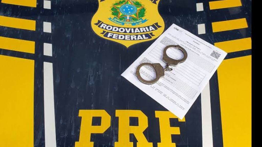 PRF cumpre mandado de prisão na BR-242 durante abordagem a veículo em Seabra, na Chapada Diamantina
