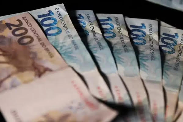Mais de 22 milhões de brasileiros têm dinheiro esquecido em bancos; veja como consultar