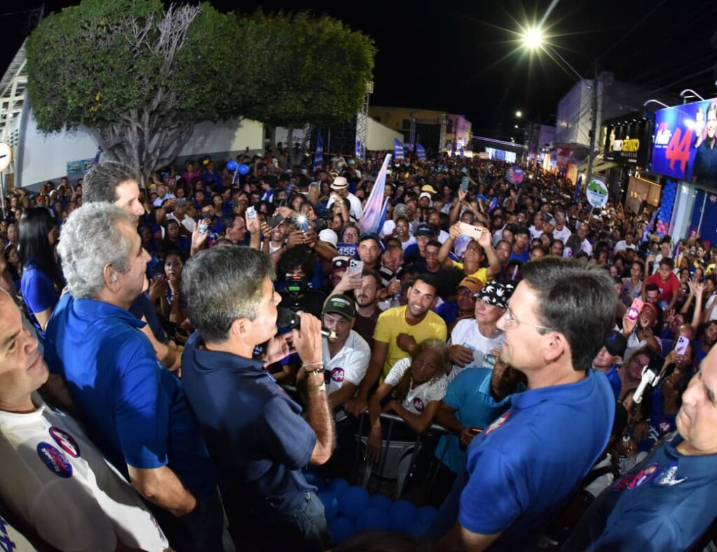 ACM Neto reúne mais de 20 mil pessoas em Itaberaba e apresenta propostas para saúde
