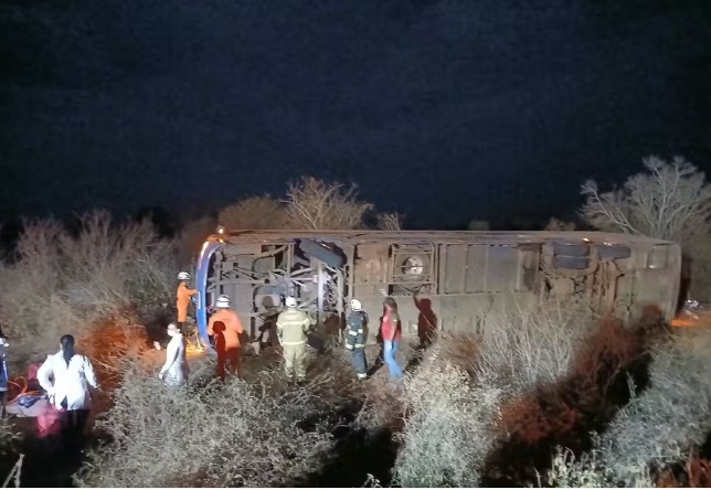 Acidente com ônibus deixa oito mortos e 12 feridos na BR-122, em Iraquara