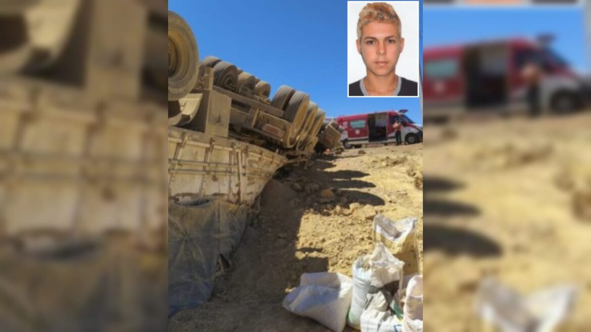 Caminhão carregado com soja envolvido em acidente na BR-242, em Cristópolis, no oeste da Bahia.