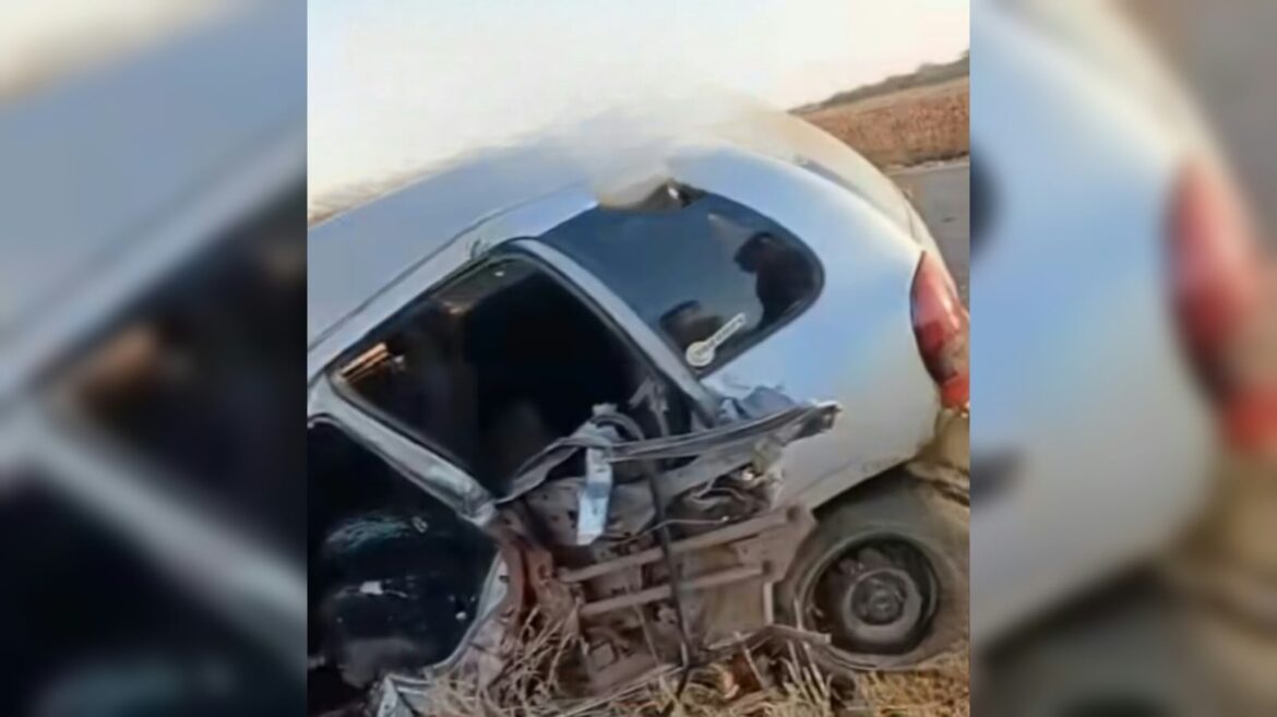 Carro envolvido em acidente nas proximidades de Canarana, no sentido do distrito de Salobro.