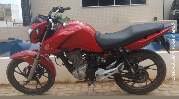Motocicleta Honda CG 160 Fan vermelha recuperada pela CIPE-Semiárido no povoado Soares, em América Dourada.
